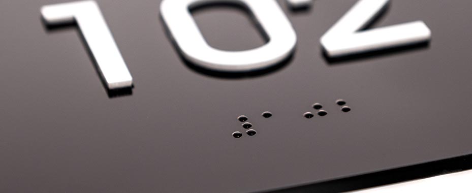 Επιγραφή αρίθμισης δωματίου σε braille